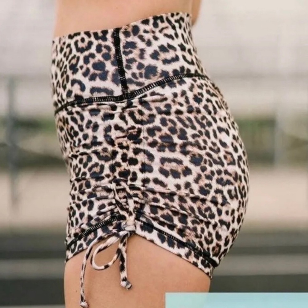 Zyia Active NWOT Brilliant Leopard Double Scrunchy Hustle Shorts Medium